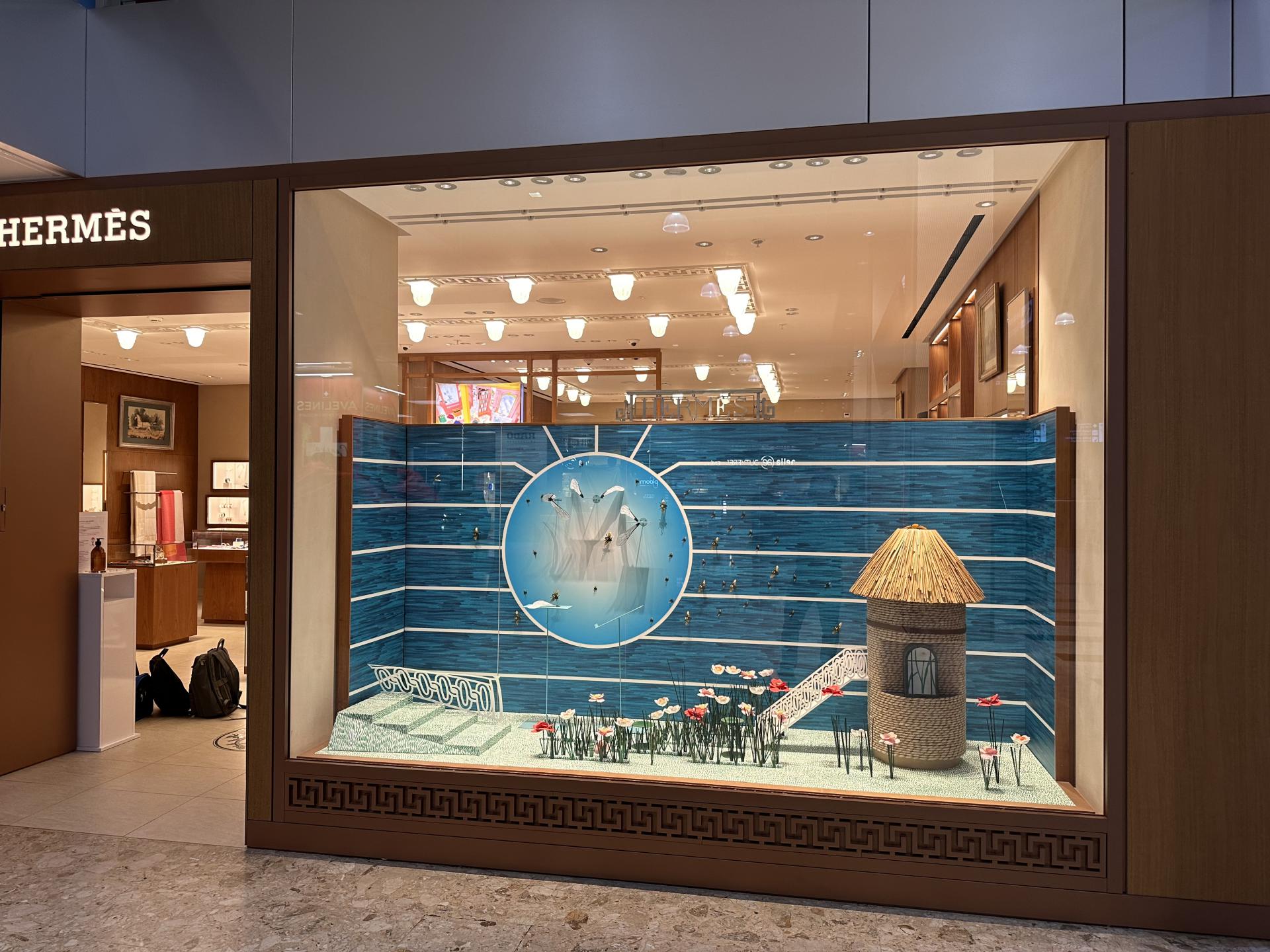 Realizzazione VG Installazioni per Hermès: allestimento vetrina boutique a Milano (Italia).