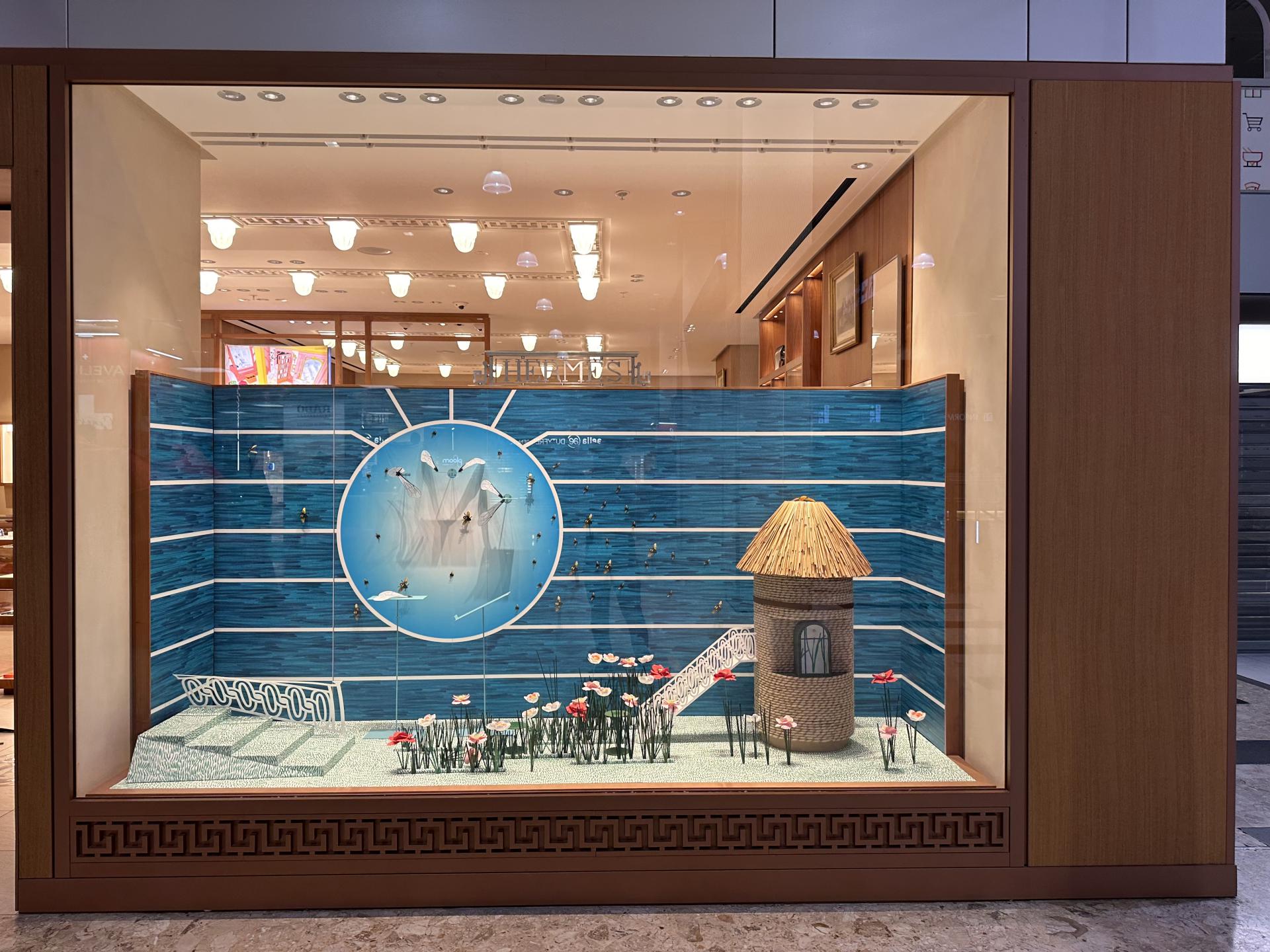 Realizzazione VG Installazioni per Hermès: allestimento vetrina boutique a Milano (Italia).
