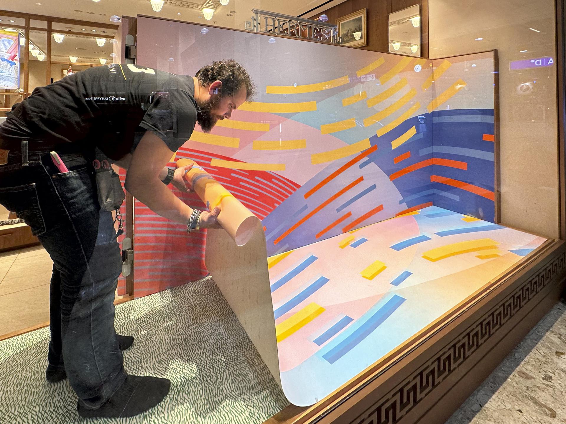 Realizzazione VG Installazioni per Hermès: allestimento vetrina boutique a Milano (Italia).