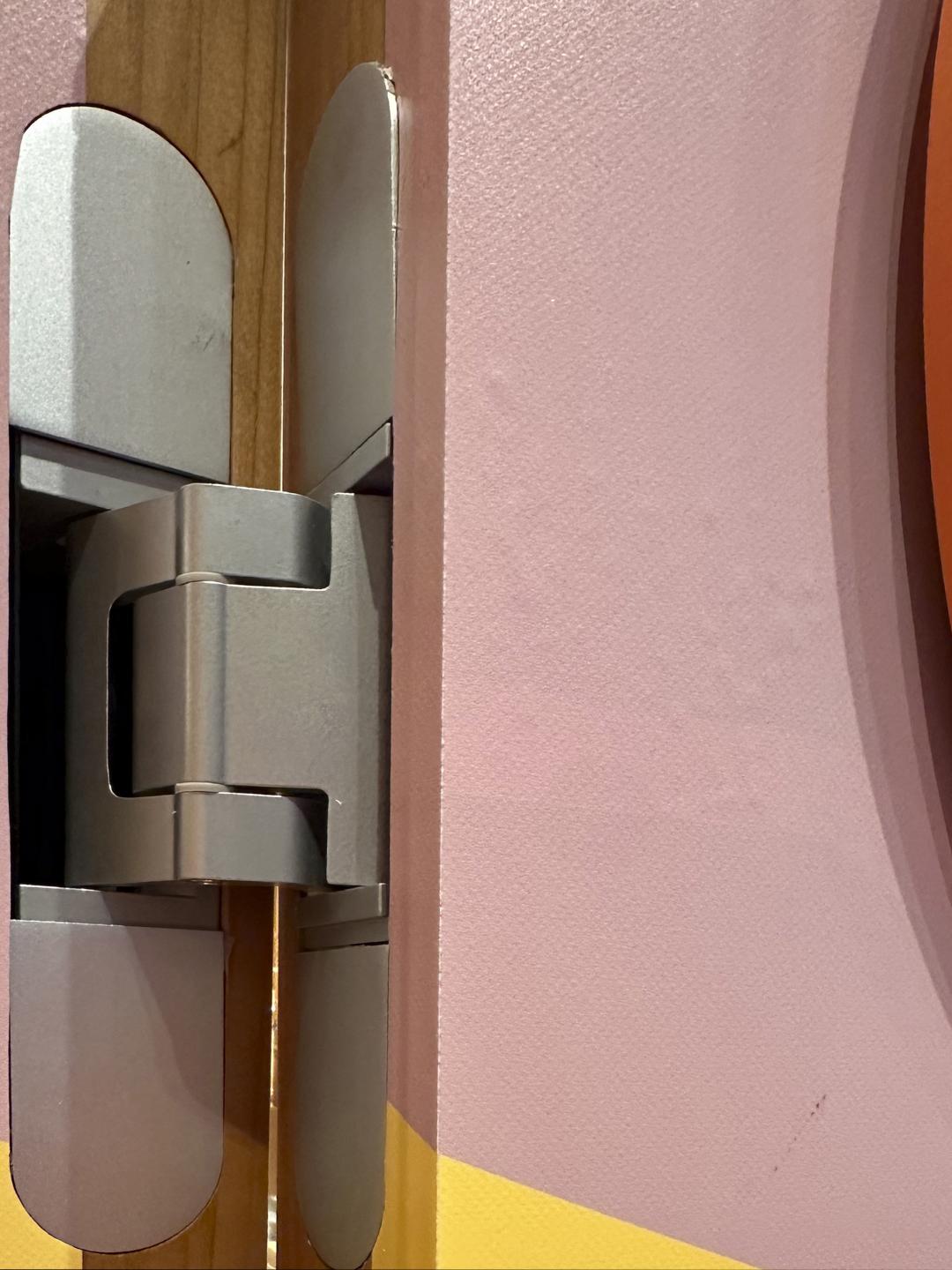 Realizzazione VG Installazioni per Hermès: allestimento vetrina boutique a Milano (Italia).