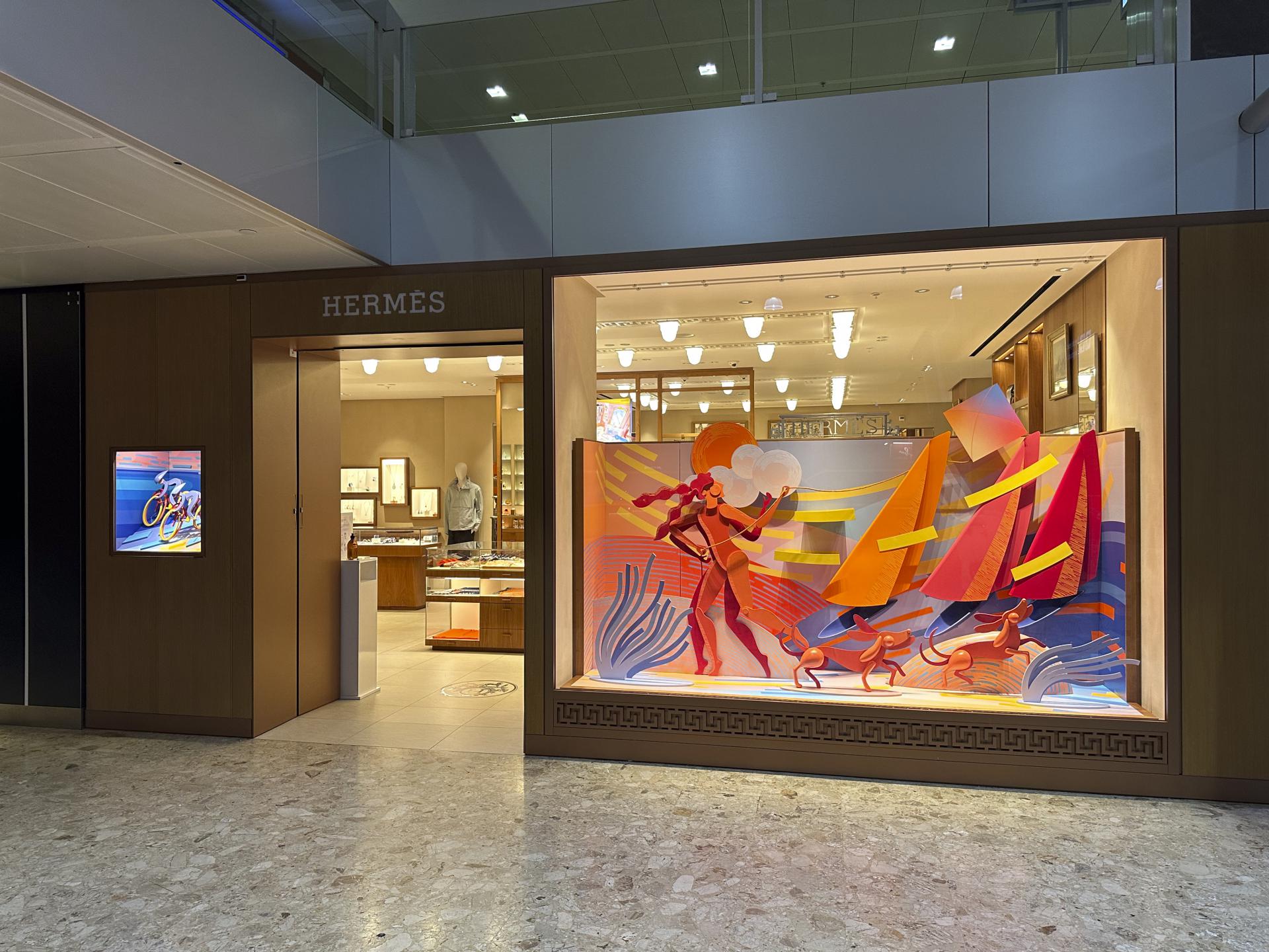 Realizzazione VG Installazioni per Hermès: allestimento vetrina boutique a Milano (Italia).