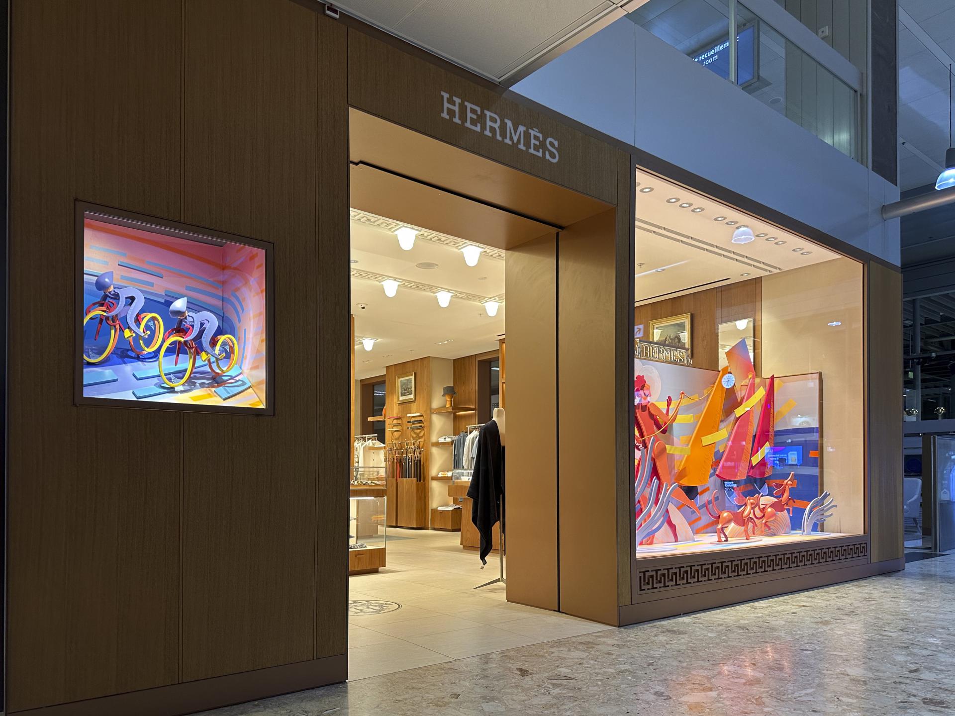Realizzazione VG Installazioni per Hermès: allestimento vetrina boutique a Milano (Italia).