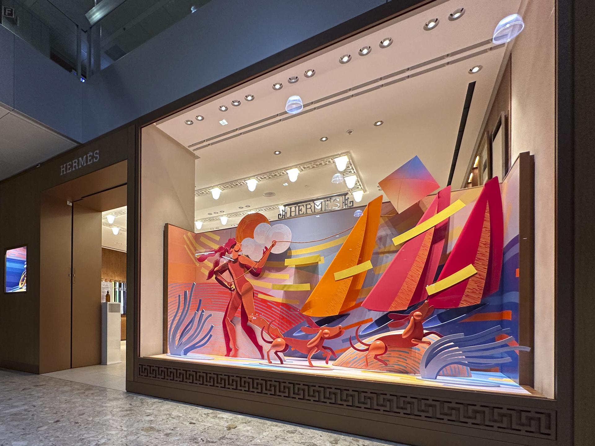 Realizzazione VG Installazioni per Hermès: allestimento vetrina boutique a Milano (Italia).