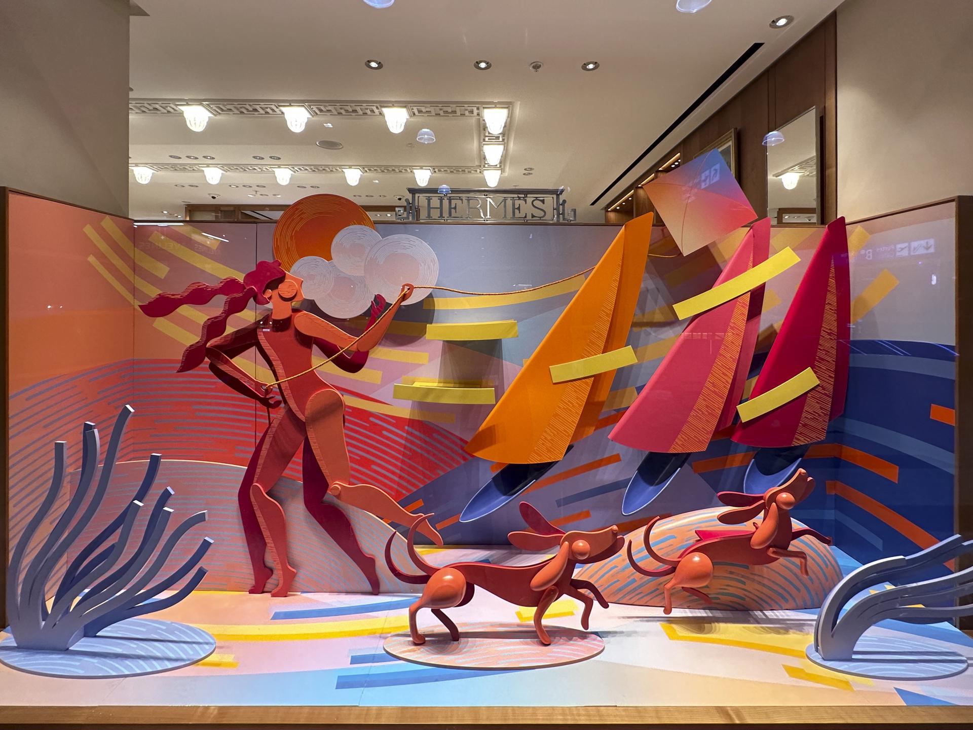“Realizzazione VG Installazioni per Hermès: allestimento vetrina boutique a Milano (Italia).”