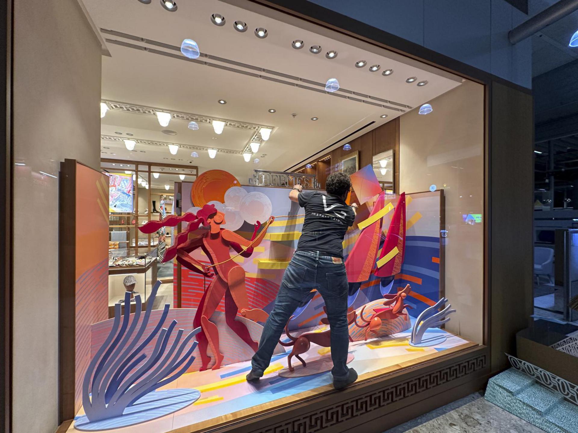 Didascalia: Realizzazione VG Installazioni per Hermès: allestimento vetrina boutique a Milano (Italia).